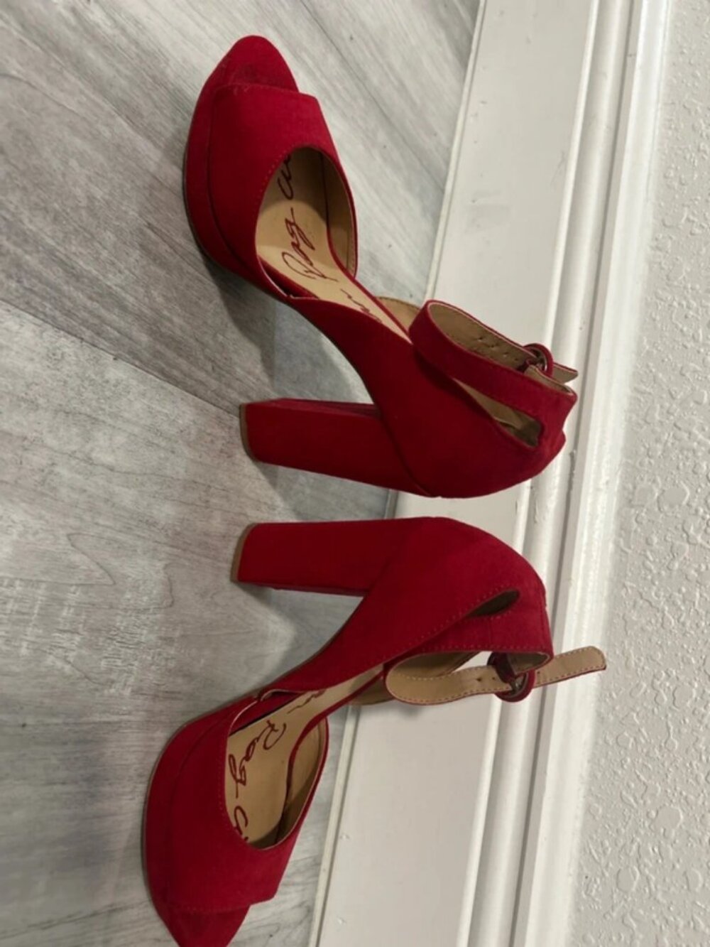 Red heels - Picture 3 of 5